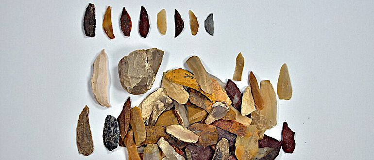 Auswahl von Steinwerkzeugen (oben) und Halbfertigprodukten aus dem Epipaläolithikum