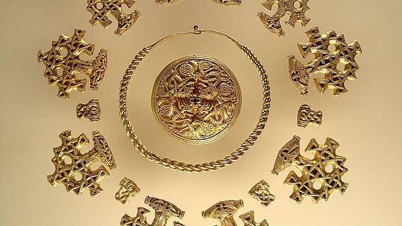 Goldenes Schmuckensemble aus der Wikingerzeit von der Insel Hiddensee (© Kulturhistorisches Museum der Hansestadt Stralsund)