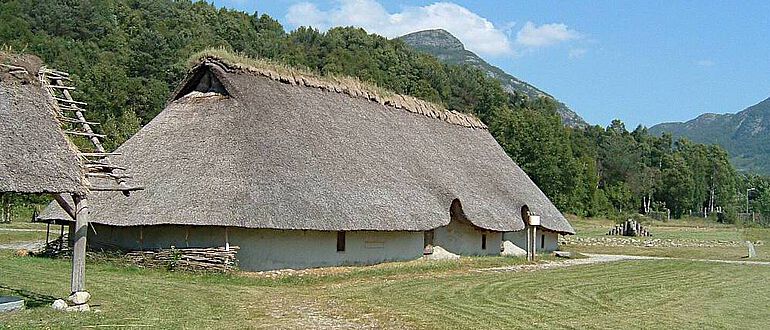 Rekonstruktion eines bronzezeitlichen Hauses nahe Forsand in Südwestnorwegen