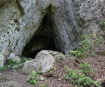 Der Eingang zur Höhle "Haus" am Rosenstein
