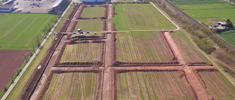 Gelände des Gewerbegebietes Westheim II bei Marsberg mit den Suchschnitten