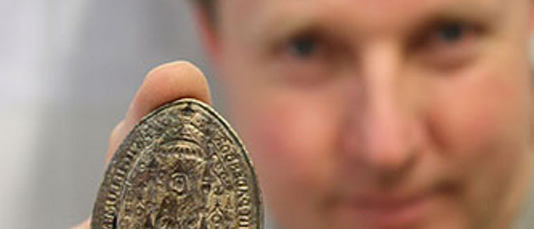 Dr. Sven Spiong mit dem neu entdeckten Siegelstempel