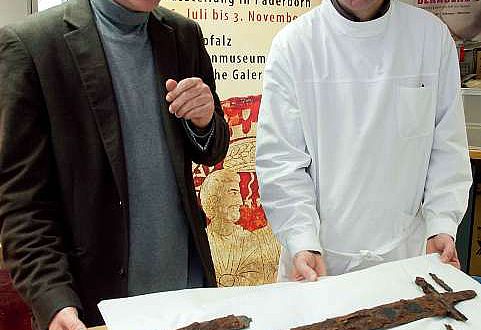 Dr. Martin Kroker und Andreas Weisgerber begutachten das Schwert des Fürsten. (Foto:LWL/Brentführer)