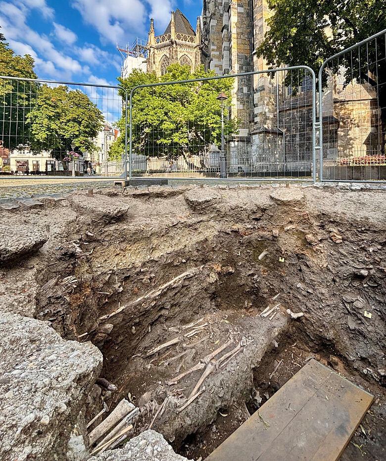 Freigelegte Bestattungen nahe des Aachener Doms Freigelegte Bestattungen nahe des Aachener Doms