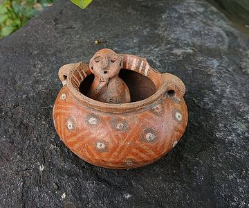 Keramikgefäß mit darin liegender Keramikfigur im Stil der Betulia-Zeit