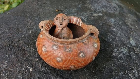 Keramikgefäß mit darin liegender Keramikfigur im Stil der Betulia-Zeit