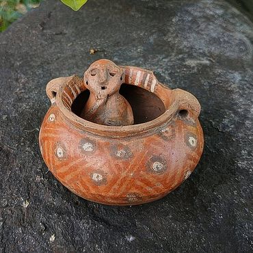 Keramikgefäß mit darin liegender Keramikfigur im Stil der Betulia-Zeit