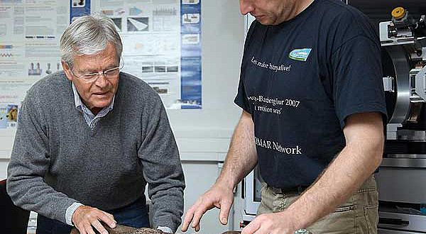 Maik Springmann und Dr. Karl-Heinz Kutz (v. r.) begutachten die alte Waffe aus dem 16. Jahrhundert, die an der Uni Rostock untersucht wurde. (Foto: ITMZ/Uni Rostock)