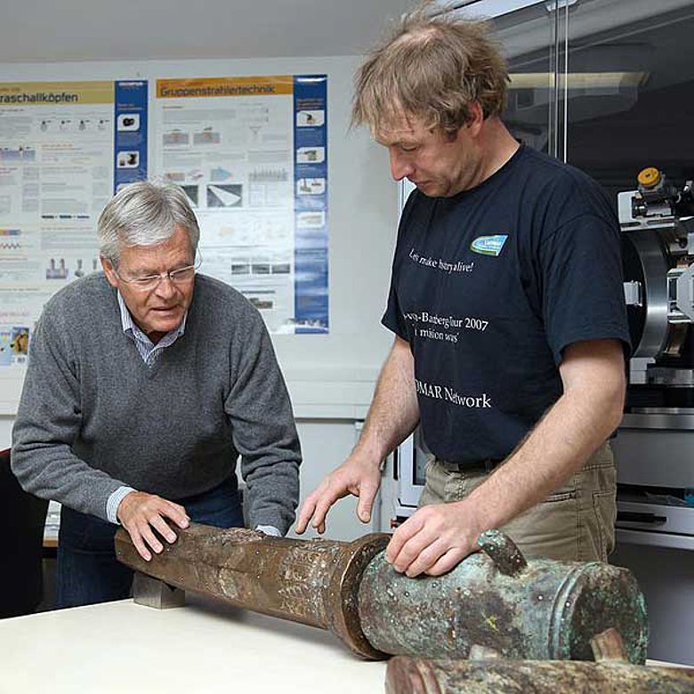 Maik Springmann und Dr. Karl-Heinz Kutz (v. r.) begutachten die alte Waffe aus dem 16. Jahrhundert, die an der Uni Rostock untersucht wurde. (Foto: ITMZ/Uni Rostock)