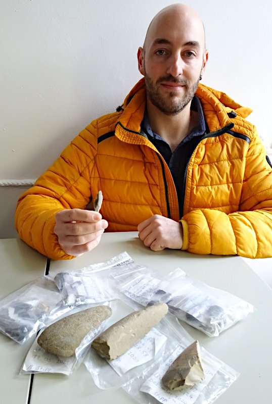 Marcel Stipp (34) aus Attendorn präsentiert seine jüngsten steinzeitlichen Funde