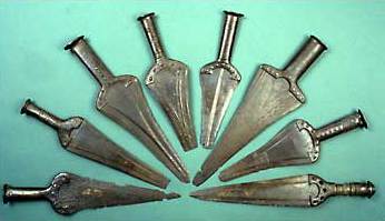 Abb. 9 Vollgriffdolche aus dem Hortfund von Bresinchen bei Guben. Foto: D. Sommer, Brandenburgisches Landesamt für Denkmalpflege und Archäologisches Landesmuseum. Abb. 9 Vollgriffdolche aus dem Hortfund von Bresinchen bei Guben. Foto: D. Sommer, Brandenburgisches Landesamt für Denkmalpflege und Archäologisches Landesmuseum.