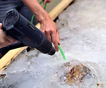 Kindergrab Tussenhausen, Labor Bamberg, Auftauen und Absaugen Detail Schädel