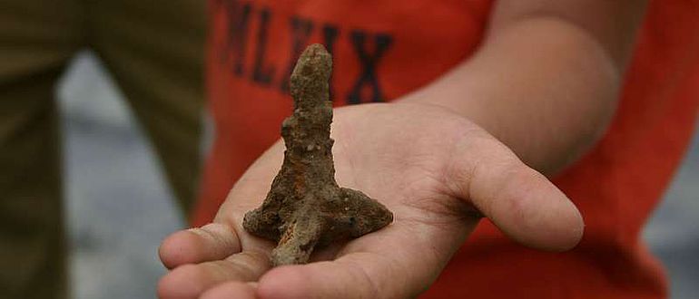 Harmlos mutet der "Krähenfuß" auf der Hand der Finder an - in antiker Zeit blieben sie den Angreifern dort jedoch schmerzhaft in Erinnerung. (Foto: LWL/T. Runkel)