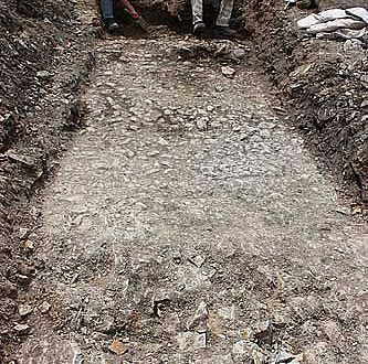 Der Hellweg in Paderborn. In der Mitte verlaufen quer zum Bild zwei Fahrspuren. (Foto: LWL/Spiong)