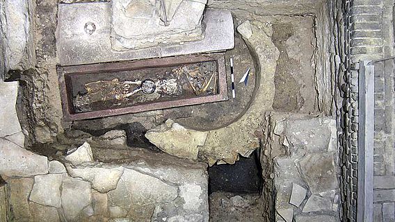 Für die Gräber mit den Steinsarkophagen wurde die Mauer des Taufbeckens zerstört © Forschungsstelle Kaiserpfalz Ingelheim