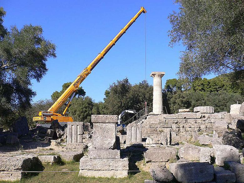 Der mobile Kran inmitten des Versturzes der antiken Bauteile im Westen vor dem Tempel (Photo: R. Senff)