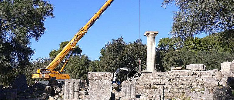 Der mobile Kran inmitten des Versturzes der antiken Bauteile im Westen vor dem Tempel (Photo: R. Senff)