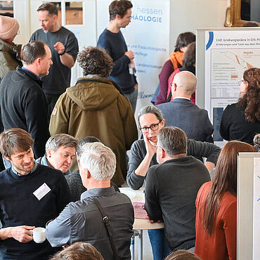 Tagungsteilnehmer beim fachlichen Austausch Tagungsteilnehmer beim fachlichen Austausch