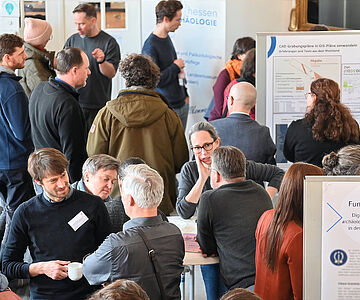 Tagungsteilnehmer beim fachlichen Austausch