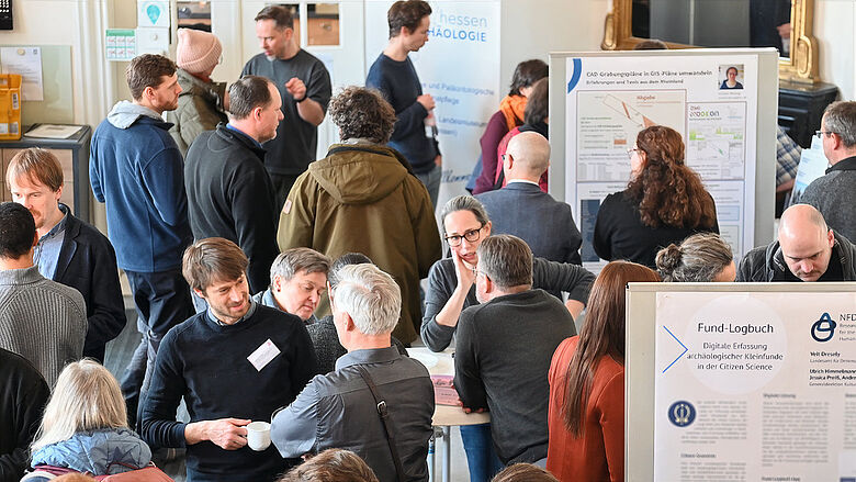 Tagungsteilnehmer beim fachlichen Austausch Tagungsteilnehmer beim fachlichen Austausch