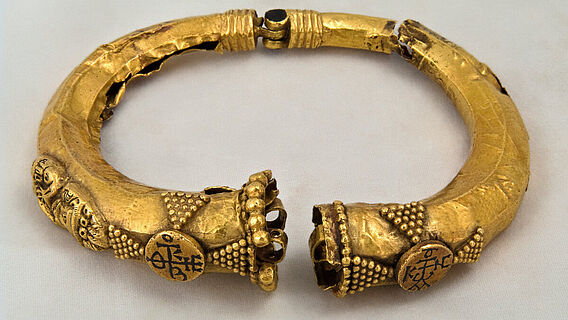 Byzantinischer Armreif aus dem Nationalen Historischen Museum der Ukraine Byzantinischer Armreif aus dem Nationalen Historischen Museum der Ukraine