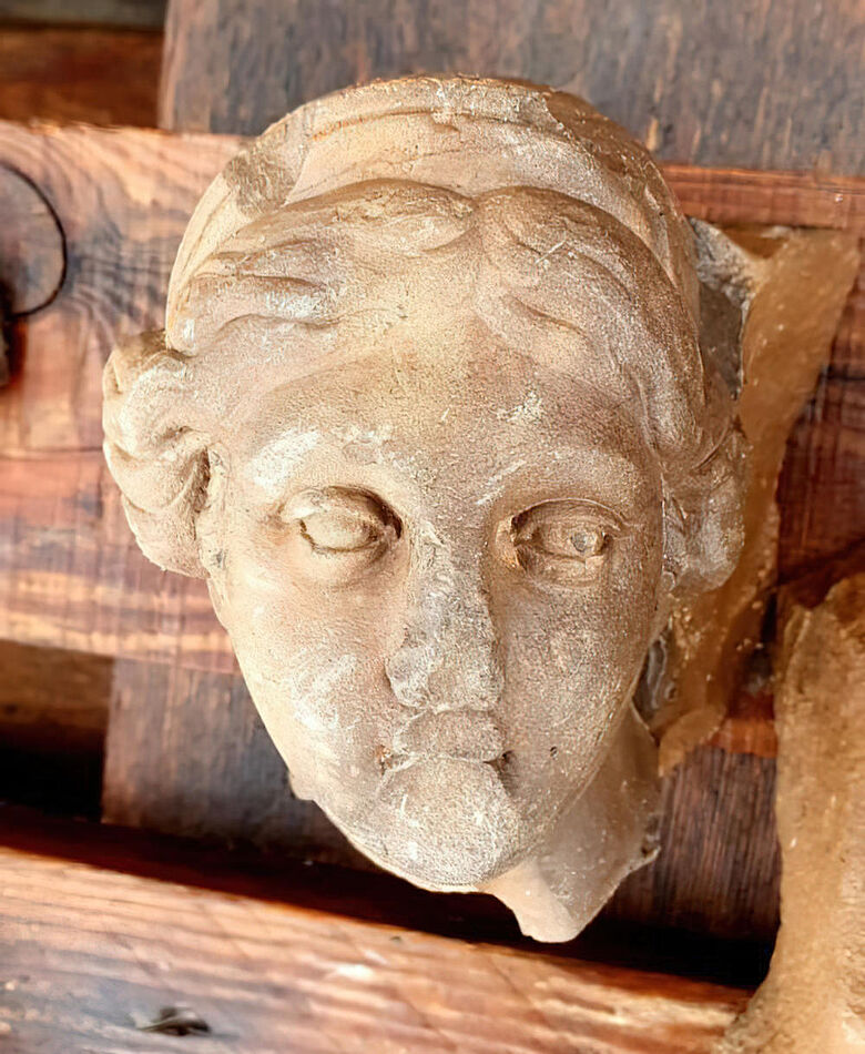 Frauenkopf aus Sandstein