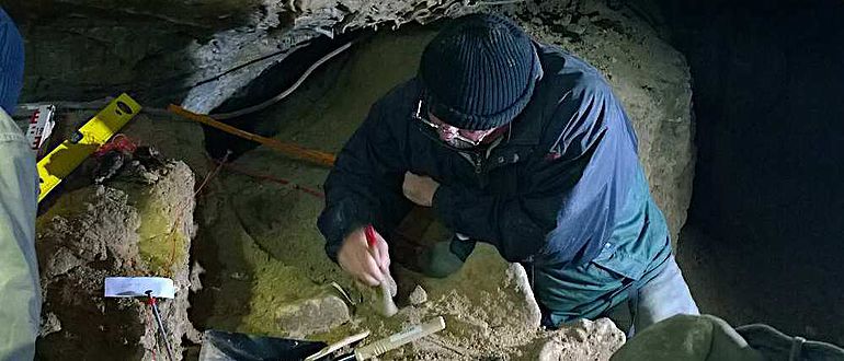 Grabungen in einer Höhle