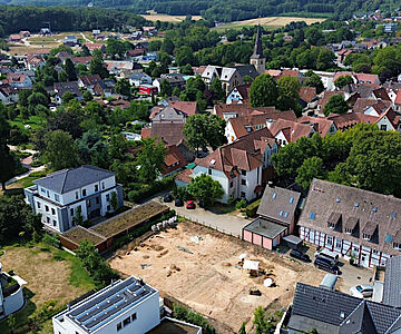 Grabungsfläche auf dem ehemaligen Gartengrundstück an der Ravensberger Straße. Im Bereich des heutigen Carports am linken Rand der Grabungsfläche konnten die Pfostenstellungen eines mittelalterlichen Wohngebäudes nachgewiesen werden, das man in der Nähe des Schwarzbaches errichtet hatte. (Foto: Archäologie am Hellweg e.G./H. Nabo)