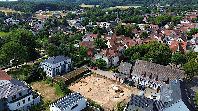 Grabungsfläche auf dem ehemaligen Gartengrundstück an der Ravensberger Straße. Im Bereich des heutigen Carports am linken Rand der Grabungsfläche konnten die Pfostenstellungen eines mittelalterlichen Wohngebäudes nachgewiesen werden, das man in der Nähe des Schwarzbaches errichtet hatte. (Foto: Archäologie am Hellweg e.G./H. Nabo)