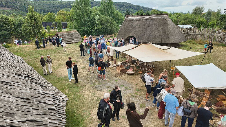 Besucher beim Eröffnungswochenende der Zeiteninsel Besucher beim Eröffnungswochenende der Zeiteninsel