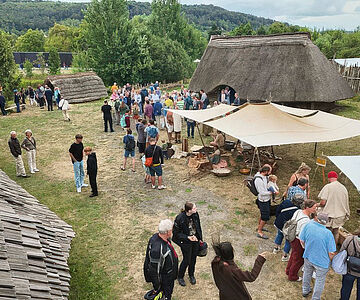 Besucher beim Eröffnungswochenende der Zeiteninsel