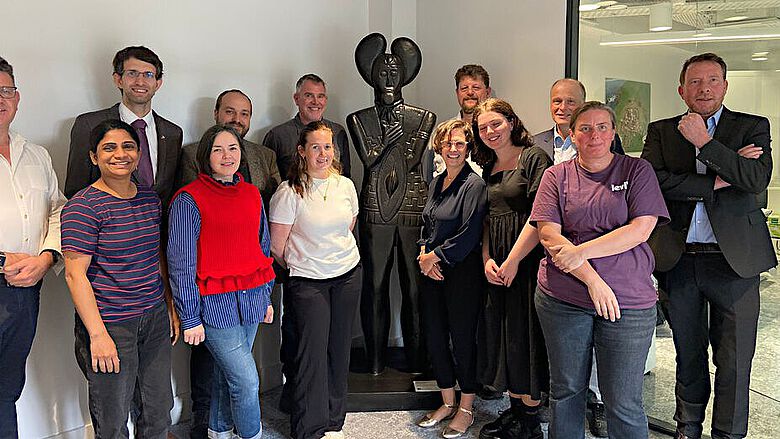 Vertreter des Discovery Programme, des National Monument Service, der Deutschen Botschaft Dublin, der hessenARCHÄOLOGIE sowie der Keltenwelt am Glauberg bei der feierlichen Übergabe der Statue