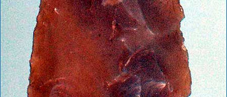 Silexpfeilspitze aus Ainring, Oberbayern, 2,8 cm lang. Die Spitze gleicht in Größe und Form, der Spitze im Rücken des Eismannes © Alexander Binsteiner