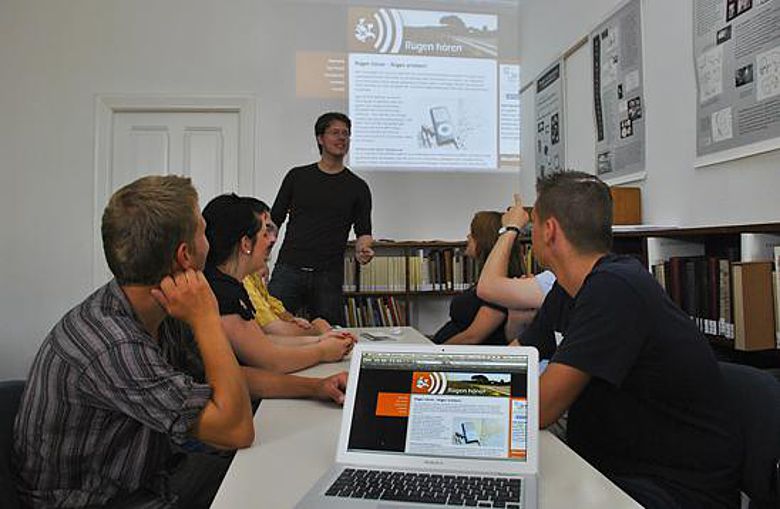 Diskussion der Hörgeschichten im Seminar mit Stefan Klatt (Foto: Jan Meßerschmidt, Uni Greifswald)