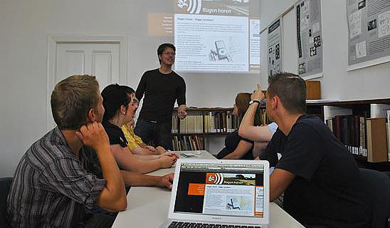 Diskussion der Hörgeschichten im Seminar mit Stefan Klatt (Foto: Jan Meßerschmidt, Uni Greifswald)