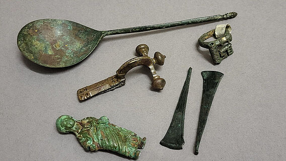 1983 erworbene Metallfunde mit der Herkunft angeblich Bentumersiel, die sich nun als Raubgut während des zweiten Weltkriegs entpuppten