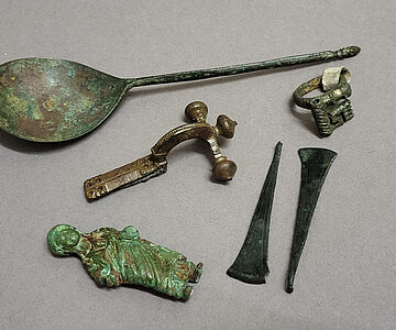 1983 erworbene Metallfunde mit der Herkunft angeblich Bentumersiel, die sich nun als Raubgut während des zweiten Weltkriegs entpuppten