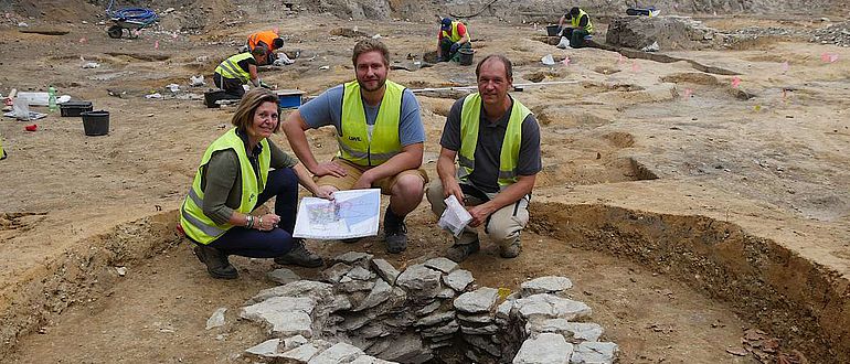 Hinter einem mittelalterlichen Brunnen: Dr. Sveva Gai und Till Lodemann