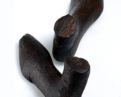 Die gefundenen Schuhleisten aus dem 1. Jh. n. Chr., über die der römische Schuhmacher das Leder zog. (Abteilung Archäologie und Denkmalpflege, Baudirektion Kanton Zürich)