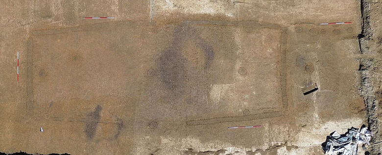 Wandgräbchenhaus im Planum (Luftbild)