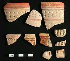 Gestempelte und bemalte Keramik (Oberflächenfunde). (Foto: P. Wolf) Gestempelte und bemalte Keramik (Oberflächenfunde). (Foto: P. Wolf)