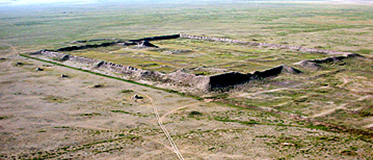 Schon aus 30 Kilometern Entfernung aus der Luft gut sichtbar: die historische Palaststadt von Qarabalgasun.