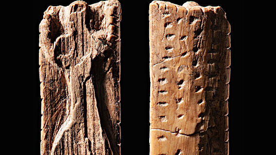 Der sogenannte "Adorant" aus der Geißenklösterle Höhle ist rund 40.000 Jahre alt. Es handelt sich um eine kleine Elfenbeinplatte mit einer anthropomorphen Figur und mehreren Reihen von Kerben und Punkten Der sogenannte "Adorant" aus der Geißenklösterle Höhle ist rund 40.000 Jahre alt. Es handelt sich um eine kleine Elfenbeinplatte mit einer anthropomorphen Figur und mehreren Reihen von Kerben und Punkten