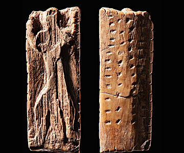 Der sogenannte "Adorant" aus der Geißenklösterle Höhle ist rund 40.000 Jahre alt. Es handelt sich um eine kleine Elfenbeinplatte mit einer anthropomorphen Figur und mehreren Reihen von Kerben und Punkten