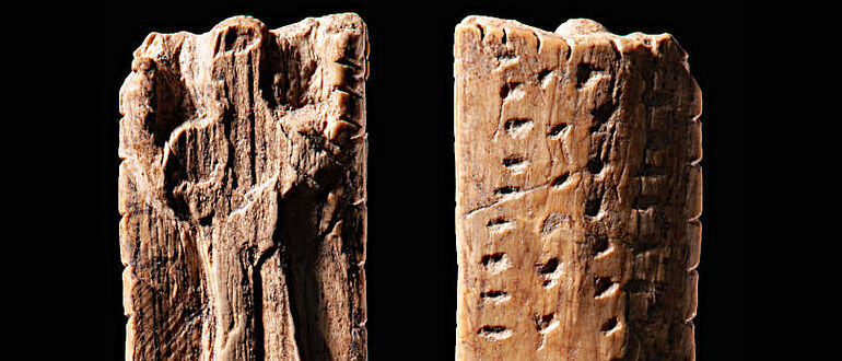 Der sogenannte "Adorant" aus der Geißenklösterle Höhle ist rund 40.000 Jahre alt. Es handelt sich um eine kleine Elfenbeinplatte mit einer anthropomorphen Figur und mehreren Reihen von Kerben und Punkten Der sogenannte "Adorant" aus der Geißenklösterle Höhle ist rund 40.000 Jahre alt. Es handelt sich um eine kleine Elfenbeinplatte mit einer anthropomorphen Figur und mehreren Reihen von Kerben und Punkten