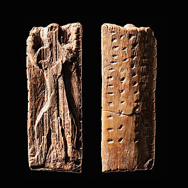 Der sogenannte "Adorant" aus der Geißenklösterle Höhle ist rund 40.000 Jahre alt. Es handelt sich um eine kleine Elfenbeinplatte mit einer anthropomorphen Figur und mehreren Reihen von Kerben und Punkten