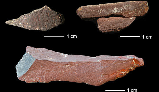 Ockergesteine mit Gebrauchsspuren, die vermutlich zur Herstellung von roten Farbpigmenten dienten (Photo: The Mossel Bay Archaeology Project)