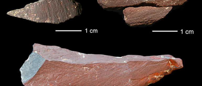 Ockergesteine mit Gebrauchsspuren, die vermutlich zur Herstellung von roten Farbpigmenten dienten (Photo: The Mossel Bay Archaeology Project)