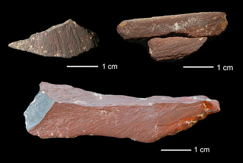 Ockergesteine mit Gebrauchsspuren, die vermutlich zur Herstellung von roten Farbpigmenten dienten (Photo: The Mossel Bay Archaeology Project)