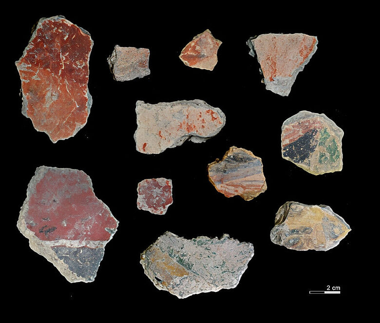 Farbige Putzfragmente Farbige Putzfragmente